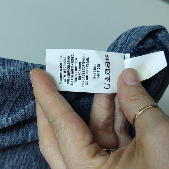 Under Armour~2XL~Men's Short Sleeved T-Shirt~Loose Fit, Heat Gear Fabric - Picture 6 of 8